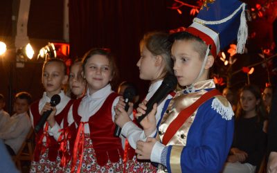 Uczniowie wraz z nauczycielami oraz Dyrektor Szkoły Podstawowej, już po raz kolejny zorganizowali Wieczornicę Patriotyczną